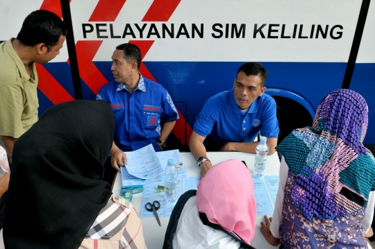 Car Free Day, 2 bus SIM & STNK keliling layani warga di Bundaran HI