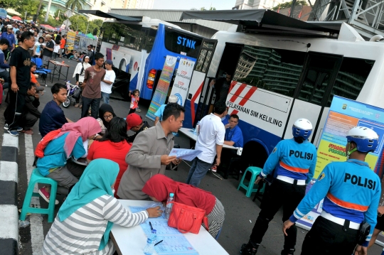 Car Free Day, 2 bus SIM & STNK keliling layani warga di Bundaran HI