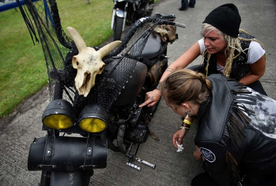 Aksi wanita-wanita tercepat di festival motor Petrolettes