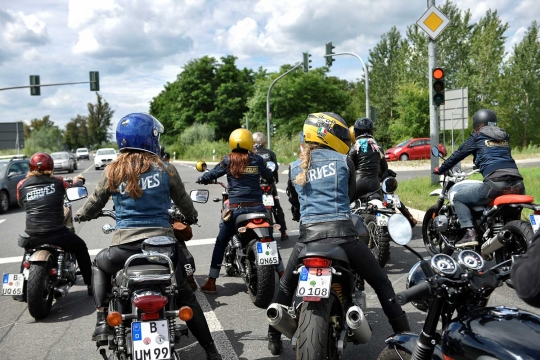 Aksi wanita-wanita tercepat di festival motor Petrolettes