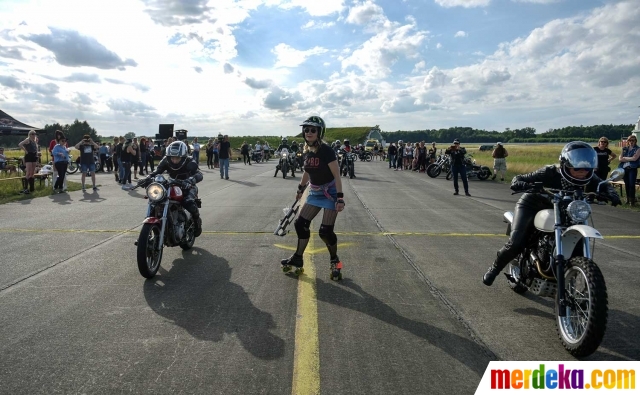 Foto Aksi wanita wanita tercepat  di festival motor 