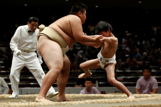 Kejuaraan turnamen gulat para pesumo cilik di Jepang