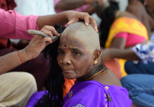 Kisah perempuan botak di balik cantiknya rambut palsu India