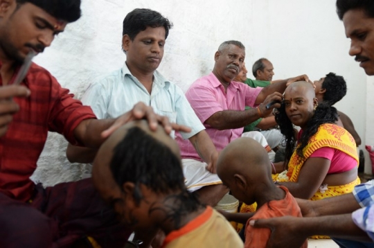 Kisah perempuan botak di balik cantiknya rambut palsu India