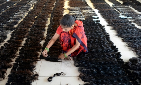 Kisah perempuan botak di balik cantiknya rambut palsu India