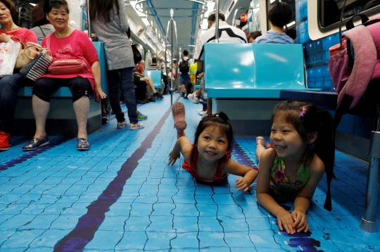 Serunya berenang dan main bola di dalam MRT Taiwan