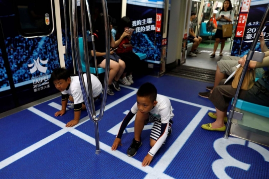 Serunya berenang dan main bola di dalam MRT Taiwan