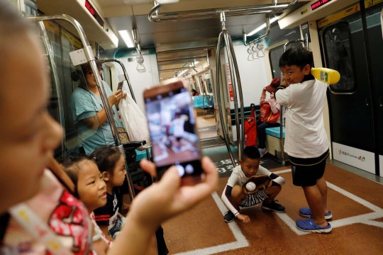 Serunya berenang dan main bola di dalam MRT Taiwan