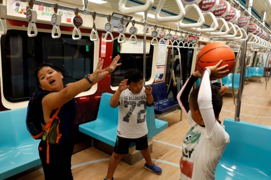 Serunya berenang dan main bola di dalam MRT Taiwan