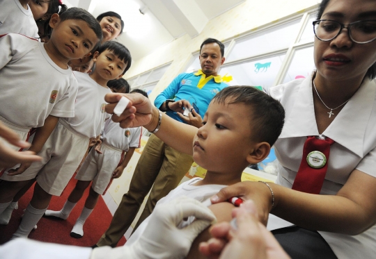 Ekspresi murid TK saat imunisasi rubella