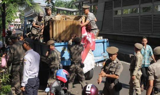 Bulan Tertib Trotoar, Satpol PP bongkar lapak PKL di Jatinegara