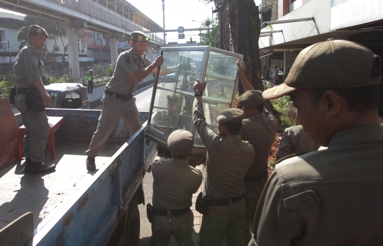 Bulan Tertib Trotoar, Satpol PP bongkar lapak PKL di Jatinegara