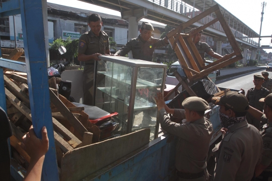 Bulan Tertib Trotoar, Satpol PP bongkar lapak PKL di Jatinegara