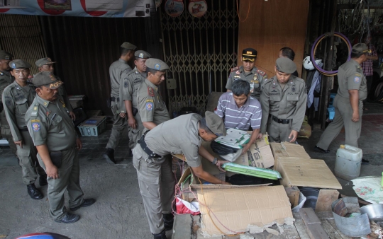 Bulan Tertib Trotoar, Satpol PP bongkar lapak PKL di Jatinegara