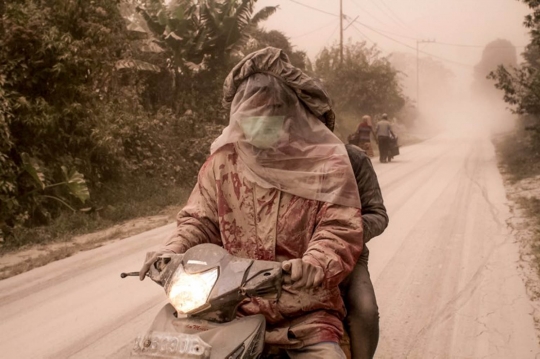 Sinabung kembali erupsi, warga Karo terkepung abu vulkanik