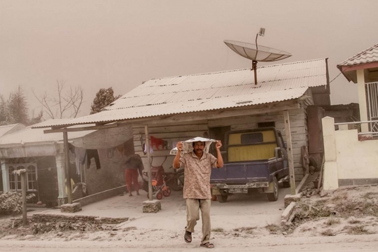 Sinabung kembali erupsi, warga Karo terkepung abu vulkanik