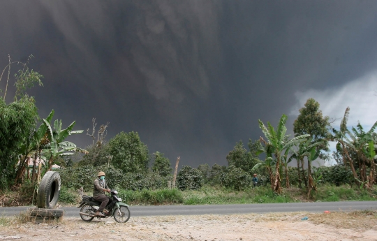 Sinabung kembali erupsi, warga Karo terkepung abu vulkanik