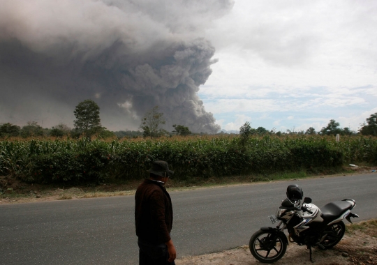 Sinabung kembali erupsi, warga Karo terkepung abu vulkanik