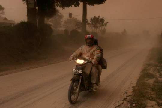 Sinabung kembali erupsi, warga Karo terkepung abu vulkanik