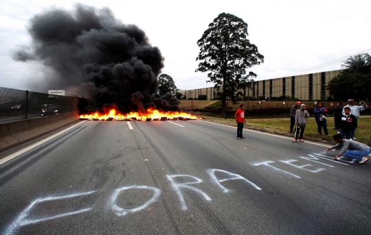 Presidennya korupsi, massa Tuna Wisma Brasil murka bakar ratusan ban