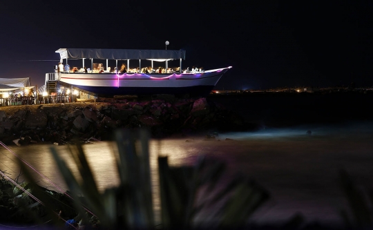 Uniknya restoran perahu di pesisir Jalur Gaza
