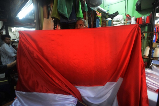 Jelang 17 Agustus, penjahit bendera di Pasar Senen kebanjiran order