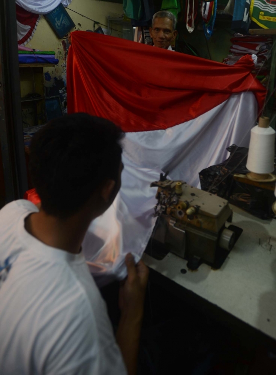 Jelang 17 Agustus, penjahit bendera di Pasar Senen kebanjiran order