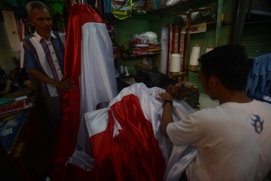 Jelang 17 Agustus, penjahit bendera di Pasar Senen kebanjiran order