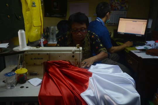 Jelang 17 Agustus, penjahit bendera di Pasar Senen kebanjiran order