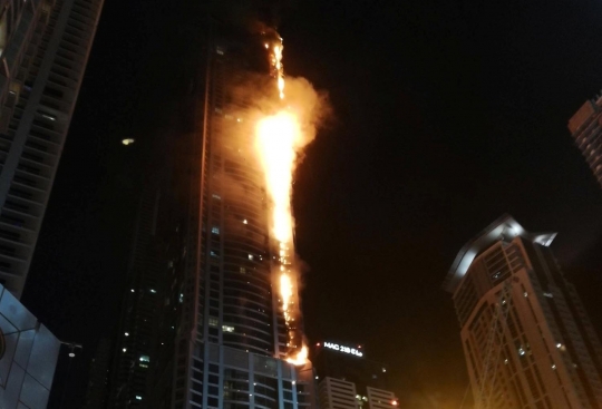 Kebakaran dahsyat lahap gedung hunian tertinggi dunia di Dubai