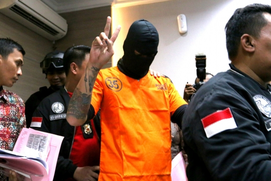 Gaya Tora Sudiro saat digelandang polisi