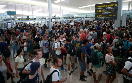 Staf keamanan mogok, ribuan penumpang terlantar di bandara Barcelona