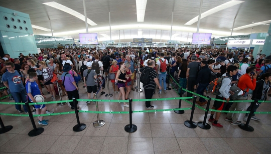 Staf keamanan mogok, ribuan penumpang terlantar di bandara Barcelona