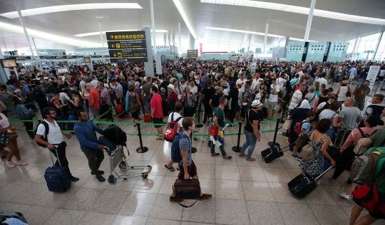 Staf keamanan mogok, ribuan penumpang terlantar di bandara Barcelona