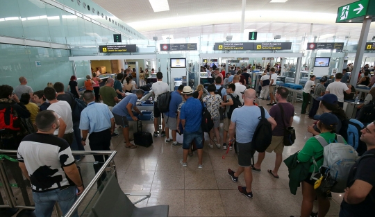 Staf keamanan mogok, ribuan penumpang terlantar di bandara Barcelona