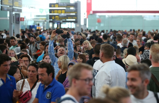 Staf keamanan mogok, ribuan penumpang terlantar di bandara Barcelona