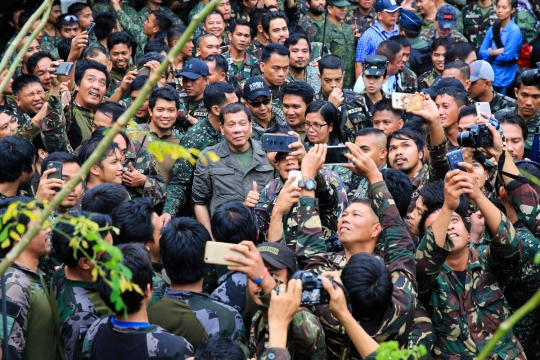 Gaya Duterte berbaju loreng saat datangi medan tempur di Marawi