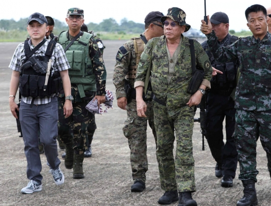 Gaya Duterte berbaju loreng saat datangi medan tempur di Marawi