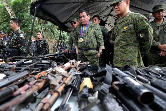 Gaya Duterte berbaju loreng saat datangi medan tempur di Marawi
