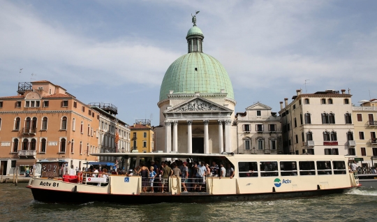 Serunya liburan romantis menyusuri kanal-kanal di Venesia