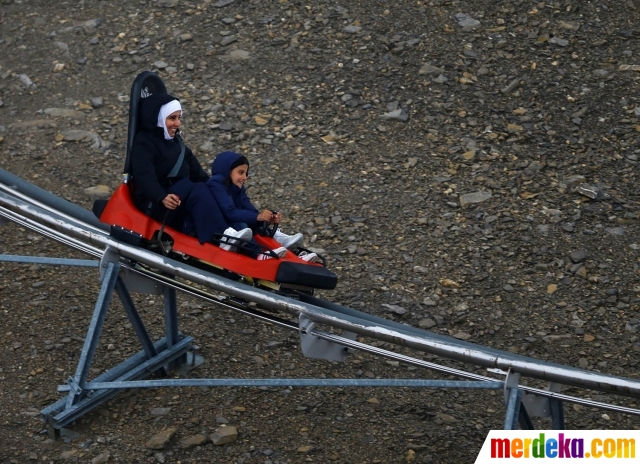 Foto : Uji adrenalin dengan naik roller coaster tertinggi 