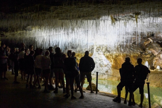 Menikmati kesejukan gua alam Choranche di bawah tanah Paris