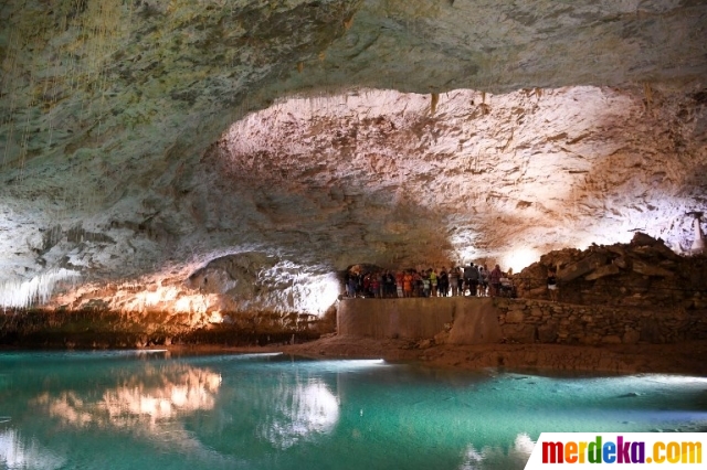 Foto : Menikmati kesejukan gua alam Choranche di bawah 