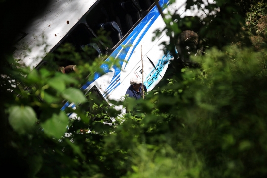 Bus wisata masuk jurang sedalam 30 meter, 7 orang tewas