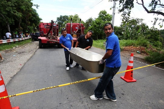 Bus wisata masuk jurang sedalam 30 meter, 7 orang tewas