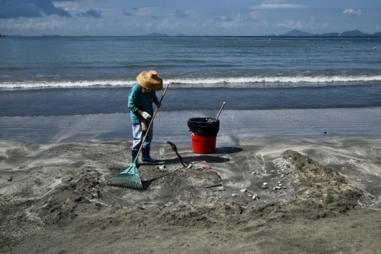Tercemar minyak, sepuluh pantai di Hong Kong ditutup