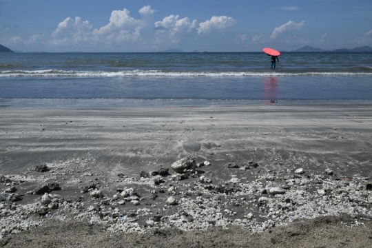 Tercemar minyak, sepuluh pantai di Hong Kong ditutup