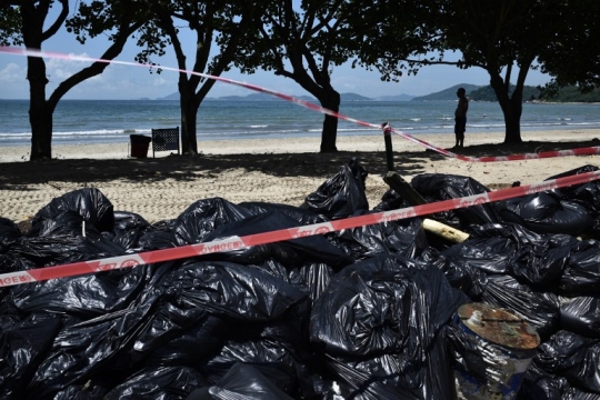 Tercemar minyak, sepuluh pantai di Hong Kong ditutup