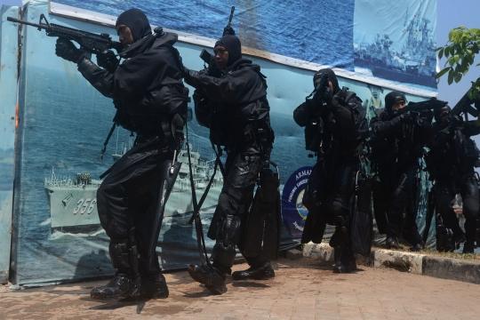 Aksi pasukan intai Kopaska gelar operasi di Pelabuhan Tanjung Priok