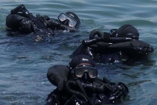 Aksi pasukan intai Kopaska gelar operasi di Pelabuhan Tanjung Priok